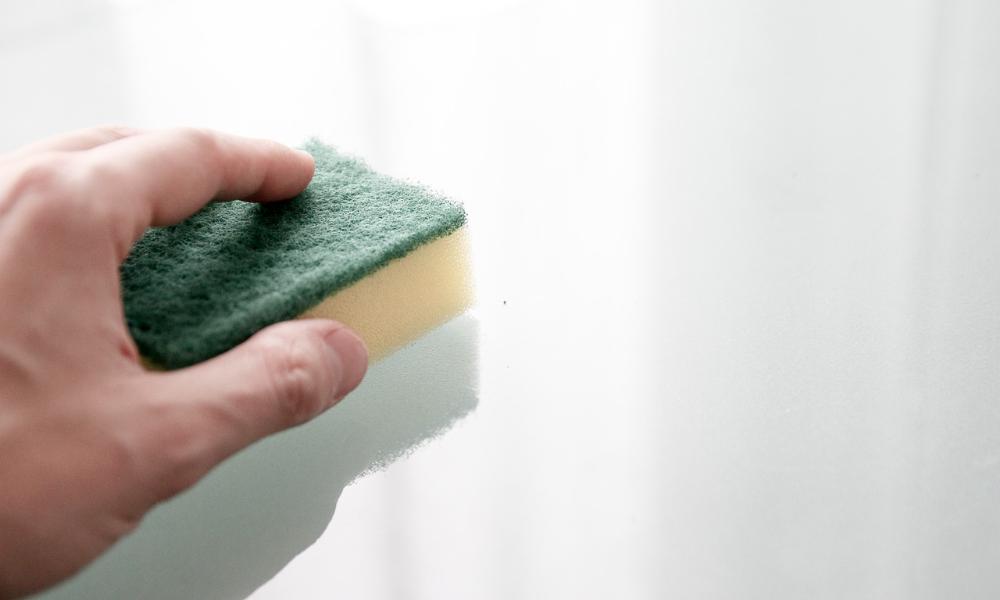 Jak usunąć uporczywe plamy z dywanów?